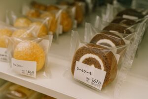 冷蔵棚に並べられた個包装のスイーツ。プリンやケーキなどが1つずつ丁寧に陳列されている。