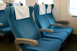 新幹線の座席が整然と並んだ様子。明るく清潔感のある車内空間