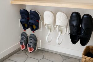 整理された玄関収納の一角。靴やバッグがすっきりと収められた実例イメージ。